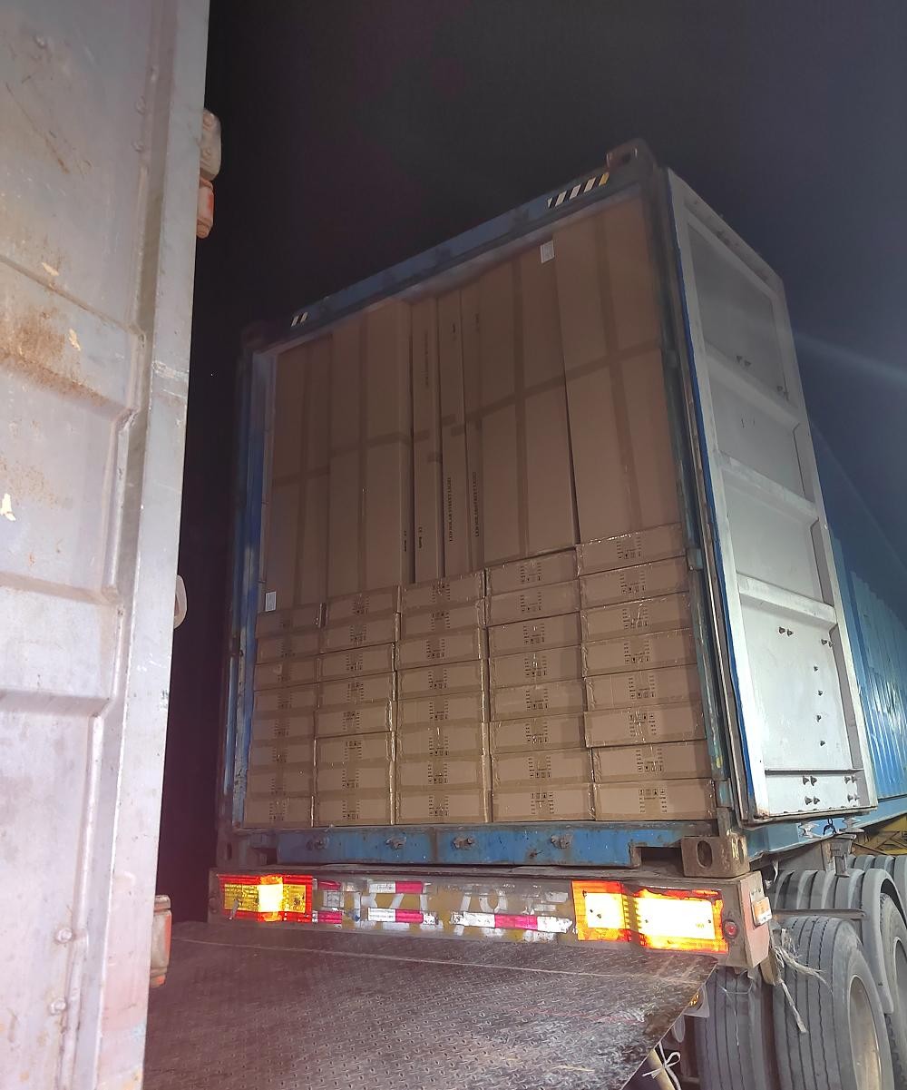 LKH Solar Led Street Lights And Poles Loading Container for Greneda Customer